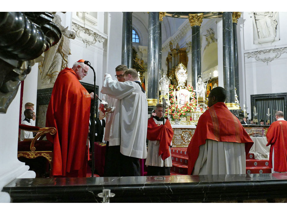 Abschlussvesper der Bischofskonferenz mit Austeilung des Bonifatiussegens (Foto: Karl-Franz Thiede)